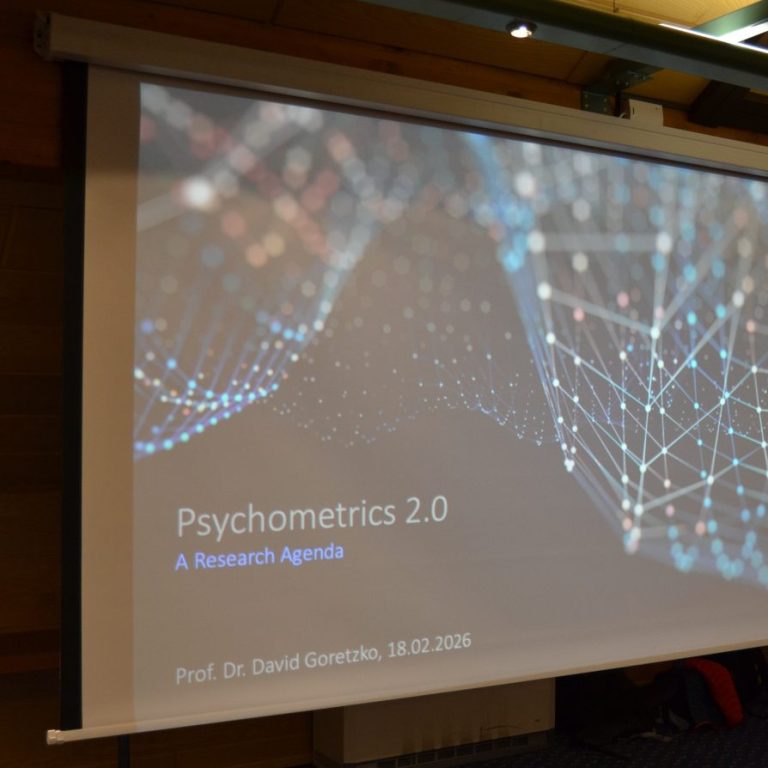 Bild: Alexander Henß Leinwand mit darauf projizierter Vortragsfolie zum Thema „Psychometrics 2.0“ von David Goretzko.