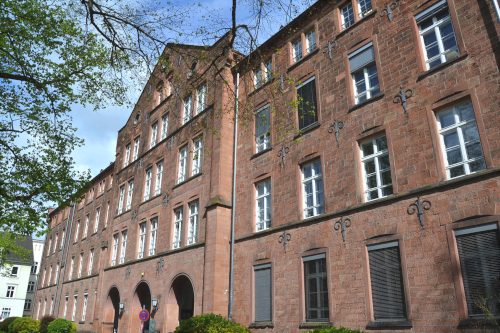 Foto des Gebäudeeingangs vom Fachbereich Psychologie in Marburg