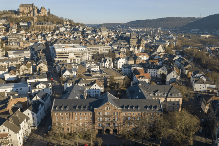 Luftaufnahme des Gebäudes vom Fachbereich Psychologie in Marburg