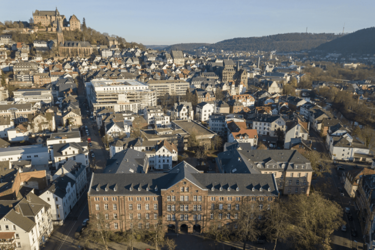 Luftaufnahme des Gebäudes vom Fachbereich Psychologie in Marburg