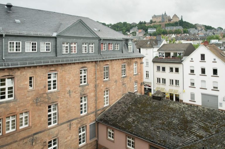 Foto des Gebäudeeingangs vom Fachbereich Psychologie in Marburg