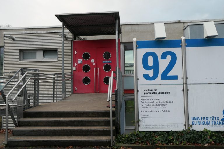 Foto des Gebäudes der Klinik für Psychosomatik und Psychotherapie des Kinder- und Jugendalters Frankfurt